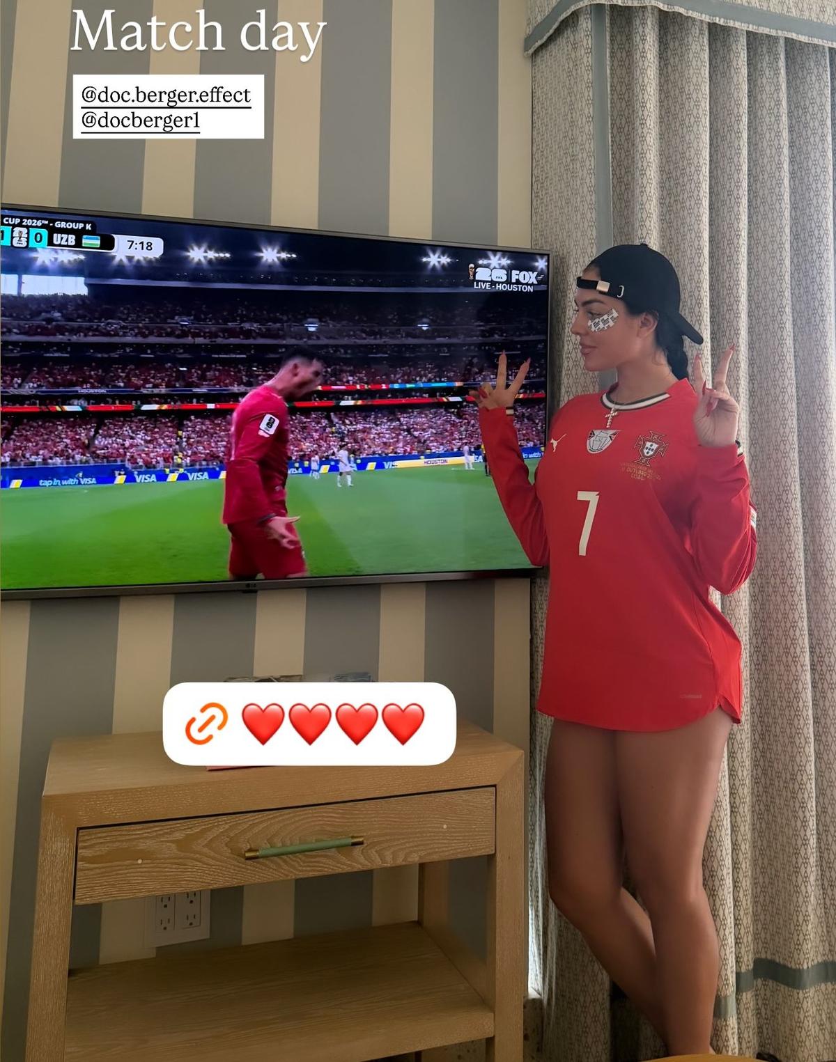 Georgina s-a pozat doar în ... tricou pentru a sărbători live golurile lui Cristiano Ronaldo! » Fotografia devenită virală