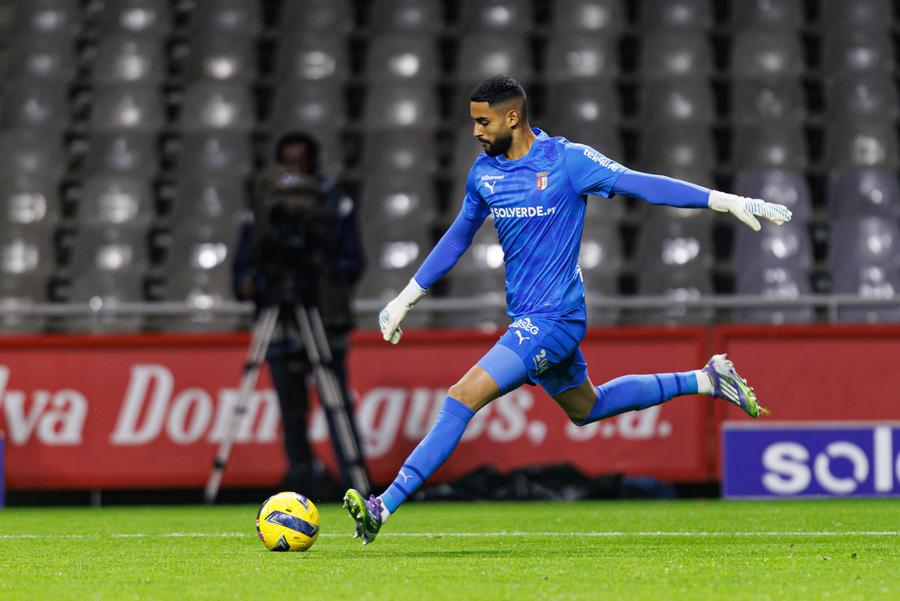 S-a trezit Dinamo! „Câinii” transferă și un portar cu 15 meciuri în Ligue 1