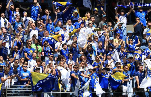 Petrecere balcanică în SUA » Fanii Bosniei au invadat impresionantul stadion din Seattle și au făcut un adevărat spectacol