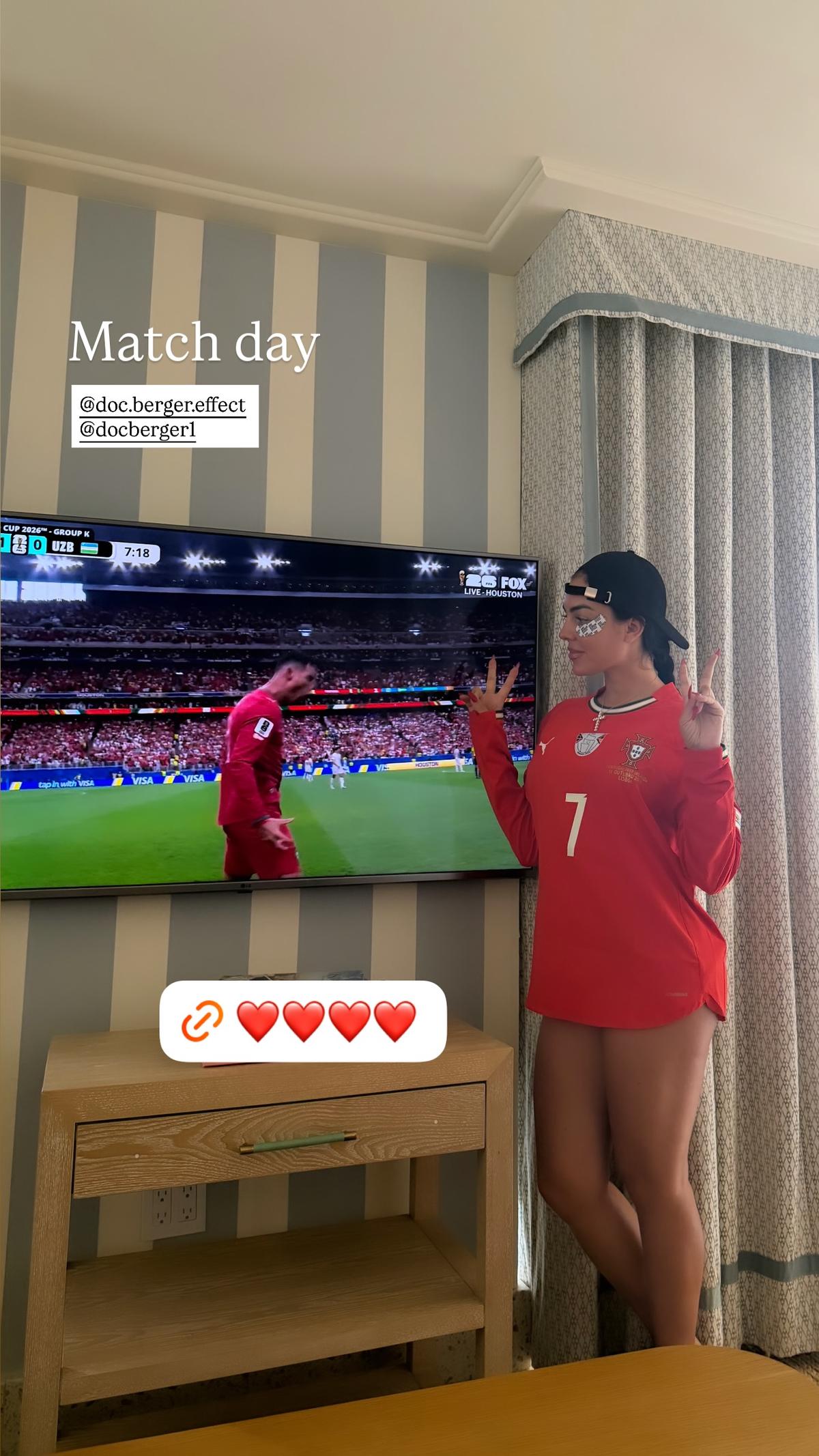 Georgina s-a pozat doar în ... tricou pentru a sărbători live golurile lui Cristiano Ronaldo! » Fotografia devenită virală