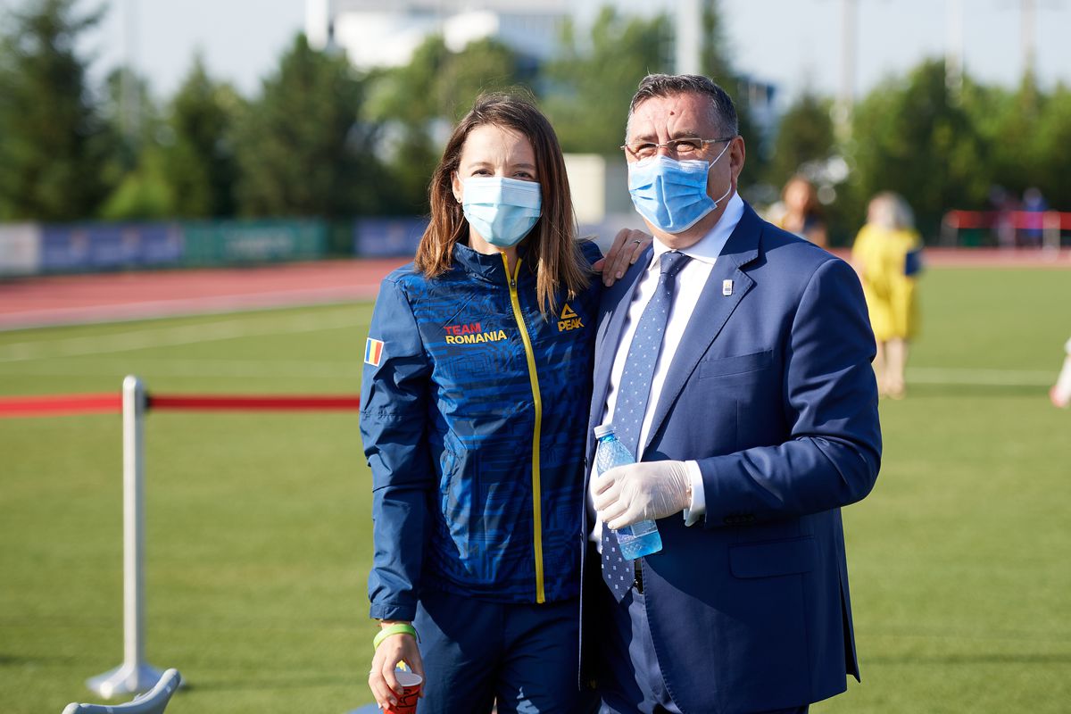 Zâmbete în haine tricolore » Sportivi calificați la Tokyo au prezentat echipamentul pentru JO de anul viitor, în ziua în care ar fi trebuit să înceapă Olimpiada