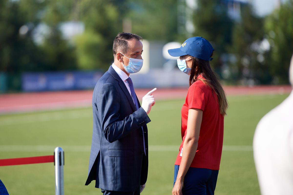 Zâmbete în haine tricolore » Sportivi calificați la Tokyo au prezentat echipamentul pentru JO de anul viitor, în ziua în care ar fi trebuit să înceapă Olimpiada