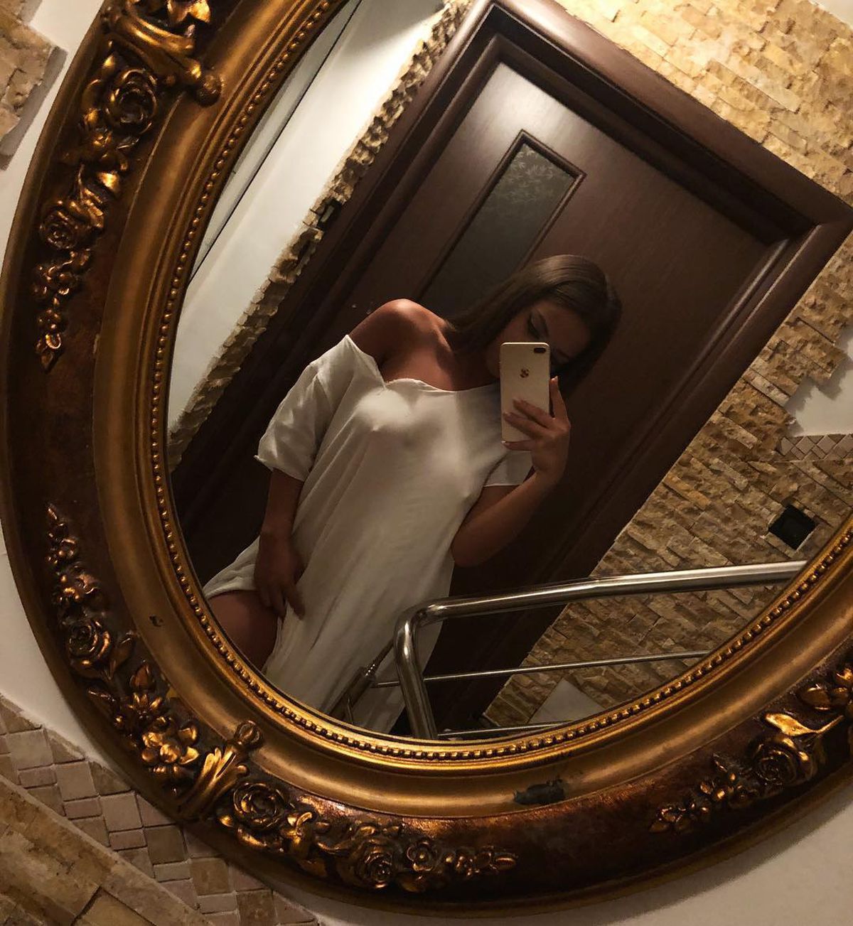 FOTO Iubita lui Florinel Coman are concurență mare de la rivala Dinamo » Atacantul „câinilor” a fost cucerit de o brunetă voluptuoasă