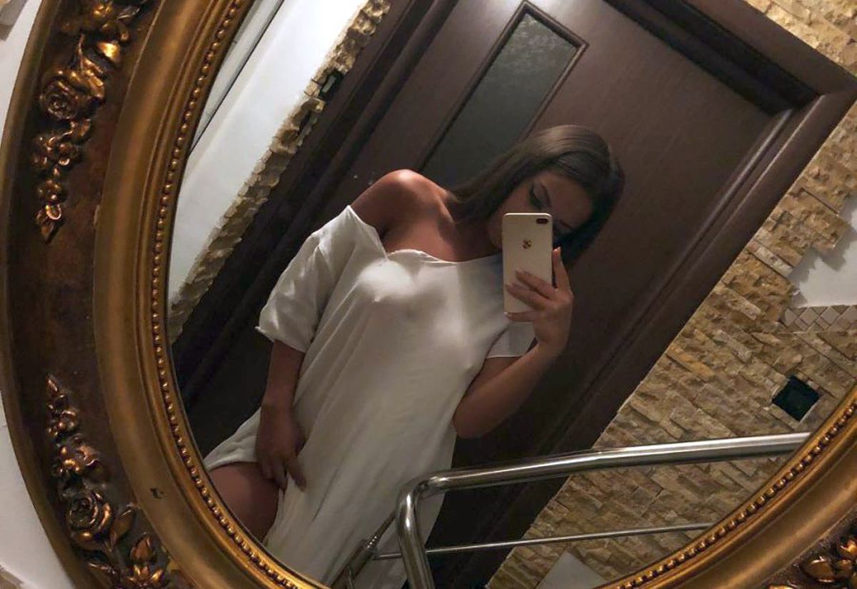 FOTO Iubita lui Florinel Coman are concurență mare de la rivala Dinamo » Atacantul „câinilor” a fost cucerit de o brunetă voluptuoasă