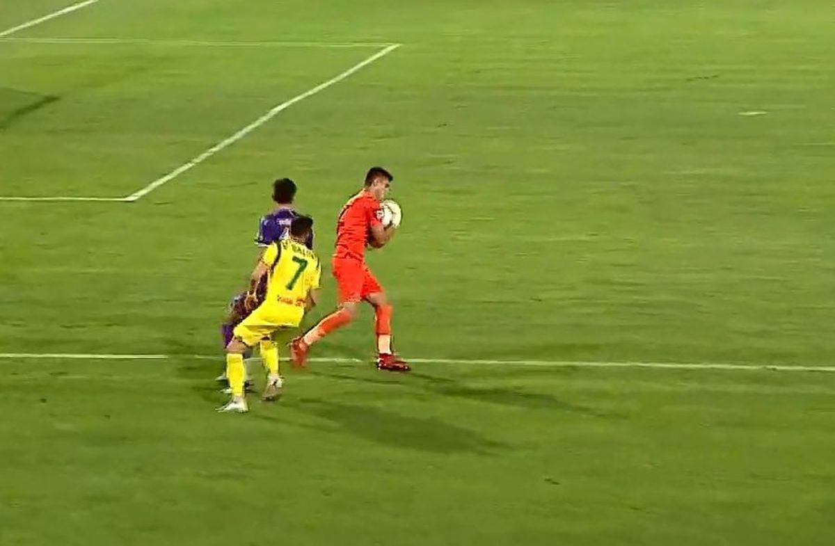 FOTO Fază rară în fotbal! Gafă uriașă făcută de portarul împrumutat de FCSB în Liga 2