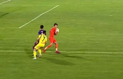 FOTO Fază rară în fotbal! Gafă uriașă făcută de portarul împrumutat de FCSB în Liga 2