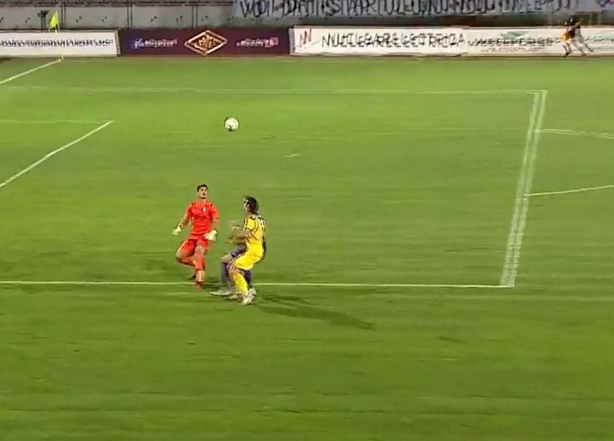 FOTO Fază rară în fotbal! Gafă uriașă făcută de portarul împrumutat de FCSB în Liga 2