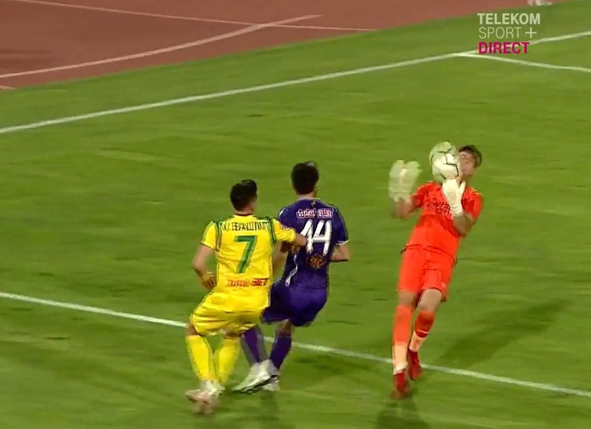 FOTO Fază rară în fotbal! Gafă uriașă făcută de portarul împrumutat de FCSB în Liga 2