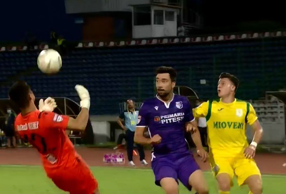 FOTO Fază rară în fotbal! Gafă uriașă făcută de portarul împrumutat de FCSB în Liga 2