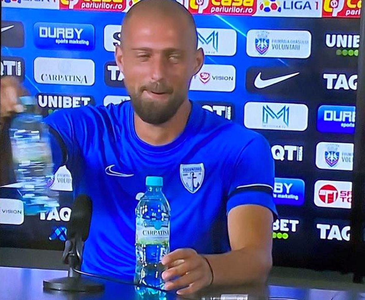 „Să dăm și noi apa la o parte?” » Gabi Tamaș, recital la conferință: a copiat în stilul propriu gestul lui Cristiano Ronaldo