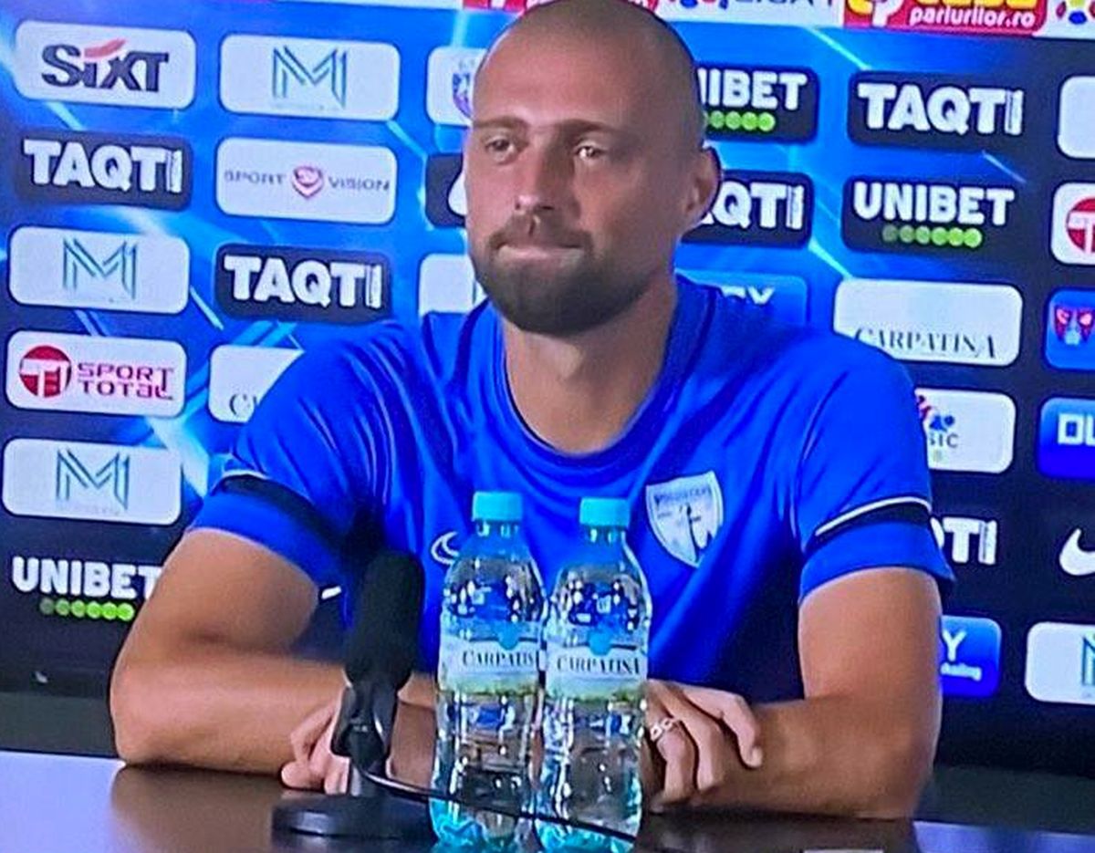 „Să dăm și noi apa la o parte?” » Gabi Tamaș, recital la conferință: a copiat în stilul propriu gestul lui Cristiano Ronaldo