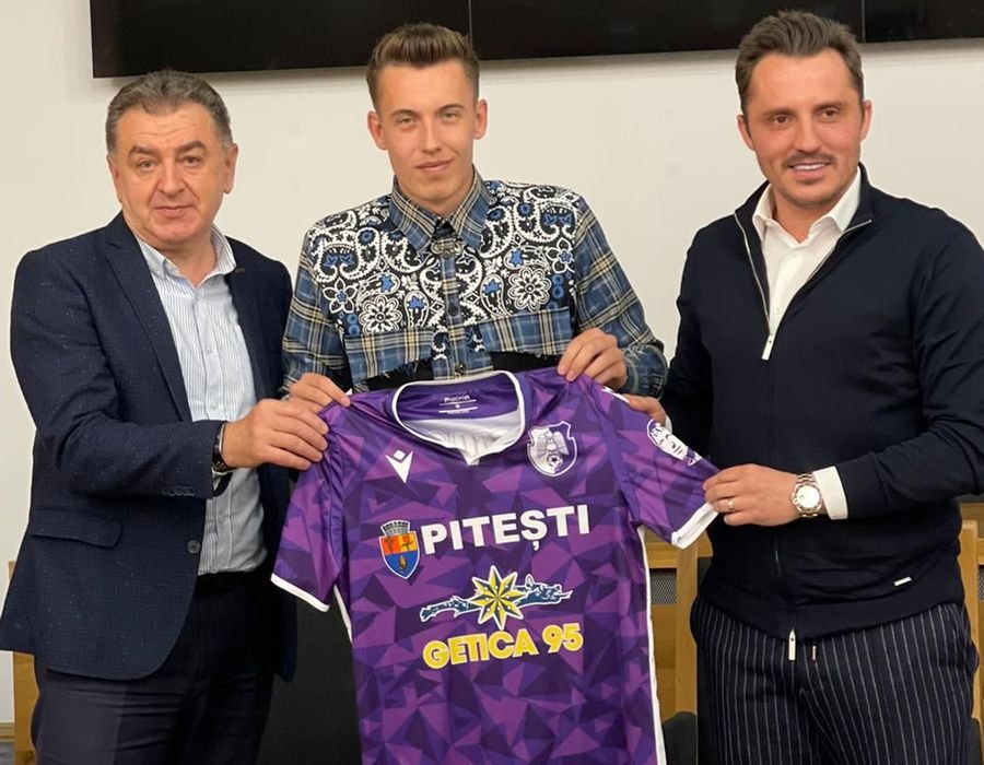 Cristian Gentea (în stânga), în momentul prezentării mijlocașului Alexandru Ișfan Scandal și ședință la FC Argeș! Conducerea a izbucnit și amenință: „Altfel, salariile nu vor mai fi plătite în acest an!”