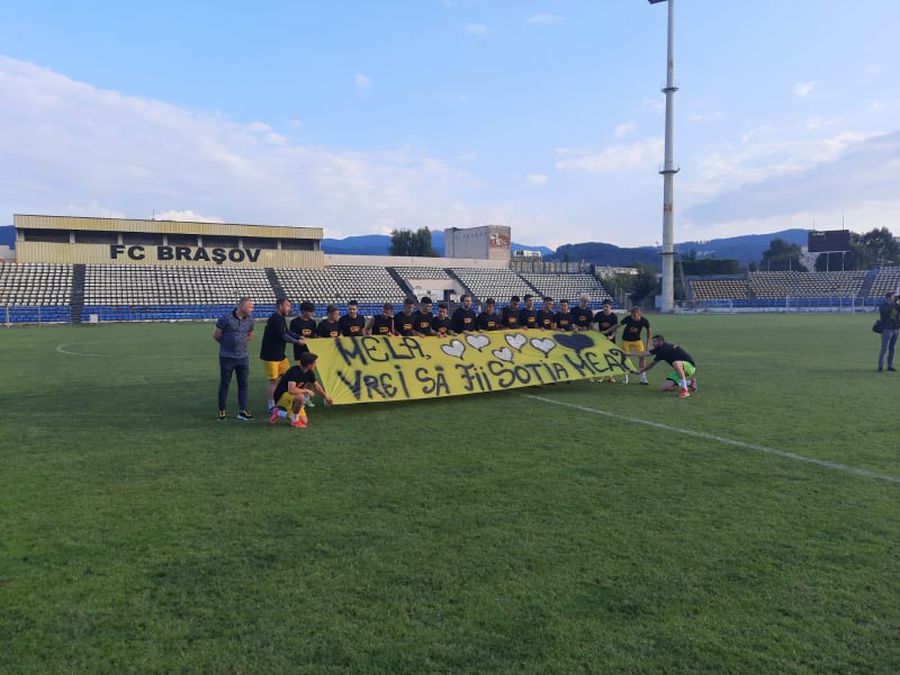 FOTO: mytex.ro Moment inedit la reunirea echipei antrenate de Tibi Ghioane