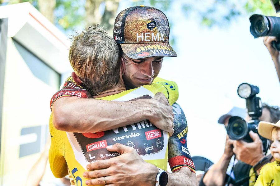 Jonas Vingegaard, în galben, îmbrățișat de Wout van Aert, coechipierul de la Jumbo, foto: Imago Uimitorul drum al danezului Jonas Vingegaard: din hala de pește spre victoria în Turul Franței. La început era pur și simplu „bolnav de stres”