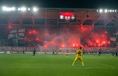„Să audă și Geamgiu glasul roților de tren!” » Atmosferă de VIS, la primul derby pe noul stadion Giulești » Scenografiile afișate