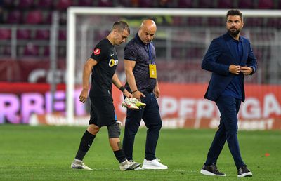 Emoții mari la FCSB! Darius Olaru a ieșit accidentat, după doar 30 de minute petrecute în teren » Pierde ciocnirea cu Saburtalo?