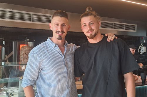 Radu Drăgușin (21 de ani) a deschis o afacere în Băneasa alături de fratele său Alex. Cei doi au închiriat un spațiu în complexul Greenfield Plaza unde au deschis un restaurant fast-food cu preparate grecești.
