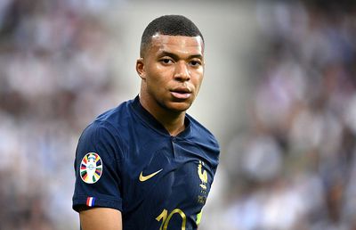PSG a acceptat o ofertă astronomică pentru Mbappe » Jucătorul i-a refuzat, însă, pe arabi: „Stau un an pe bancă!”