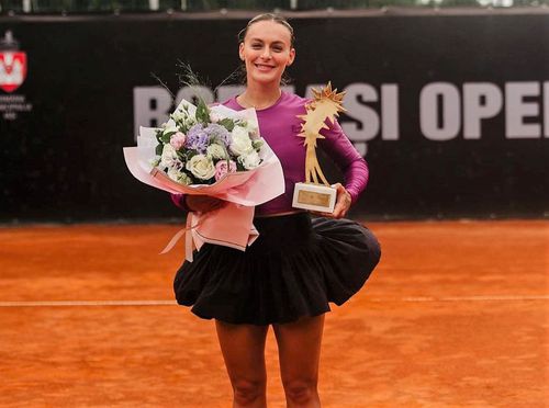 Ana Bogdan zâmbitoare cu trofeul de la Iași Foto BCR Iasi Open