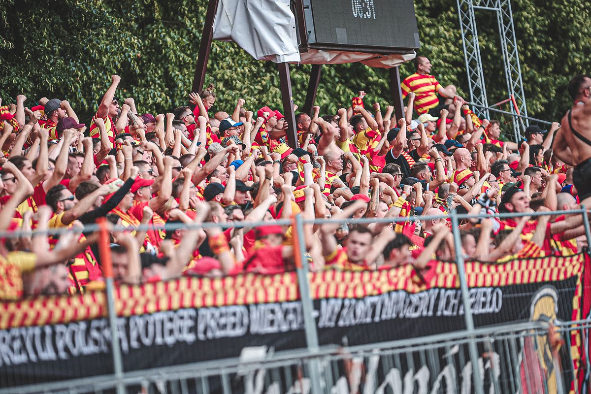 Deplasarea anului în Liga Campionilor » Ultrașii polonezi au umplut stadionul adversarei