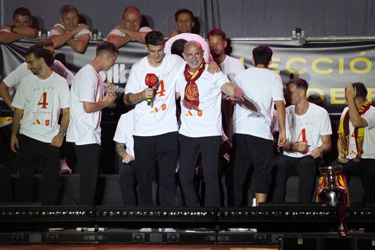 Spaniolii sărbătoresc la Madrid, în piața Cibeles, câștigarea titlului european / Foto: Imago