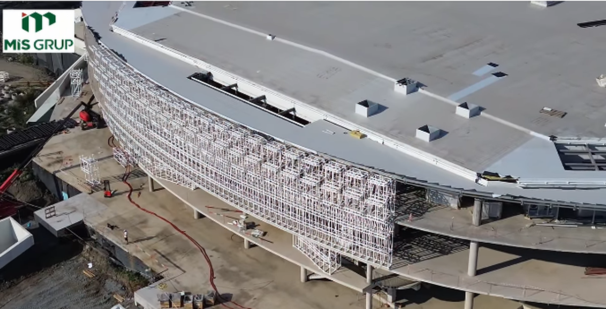 Imagini noi cu sala polivalentă din inima Transilvaniei! Structura capătă o formă spectaculoasă