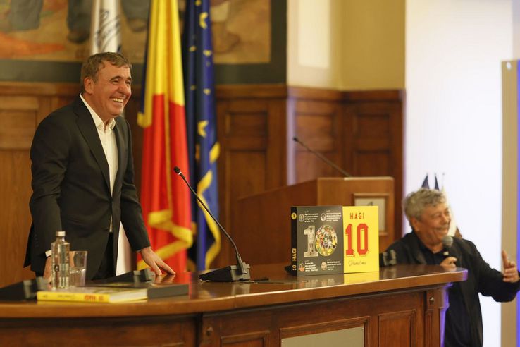Hagi s-a amuzat copios de poveștile rememorate de Mircea Lucescu la microfon, cu ocazia lansării albumului autobiograf al „Regelui”. Foto: Cristi Preda (GSP)
