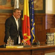 Hagi s-a amuzat copios de poveștile rememorate de Mircea Lucescu la microfon, cu ocazia lansării albumului autobiograf al „Regelui”. Foto: Cristi Preda (GSP)
