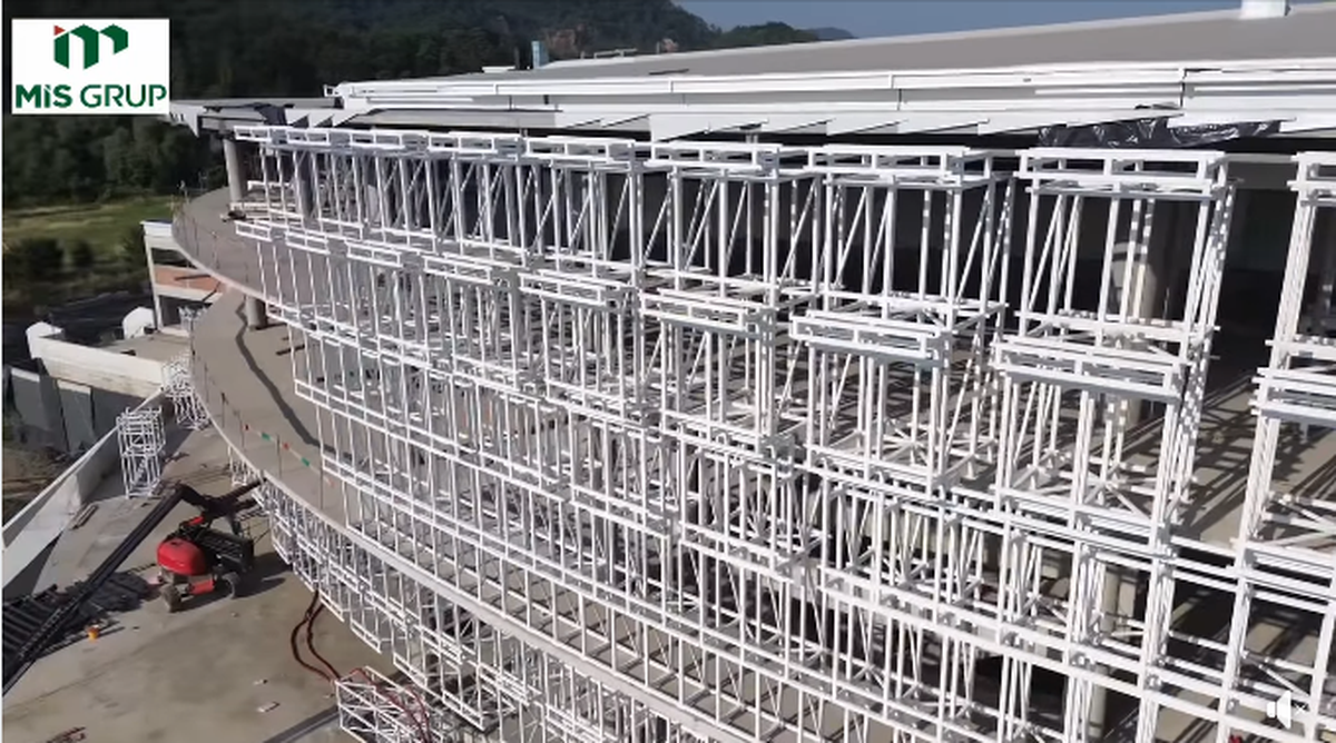 Noi imagini cu Sala Polivalentă din Brașov