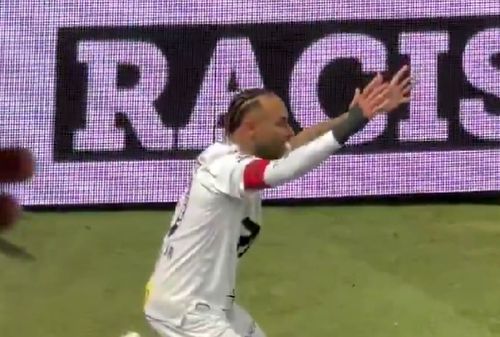 Neymar a crezut că a înscris pentru Santos, însă mingea n-a trecut de linia porții. FOTO: X