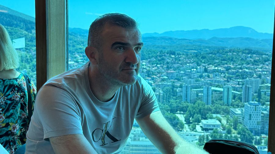 Adnan Guso la etajul 35 în cea mai înaltă clădire din Sarajevo, de unde se vede spectaculosul oraș Adnan Guso susține Craiova la Sarajevo: „Așa puteți crea multe ocazii” » Ce a zis despre duelul România - Bosnia