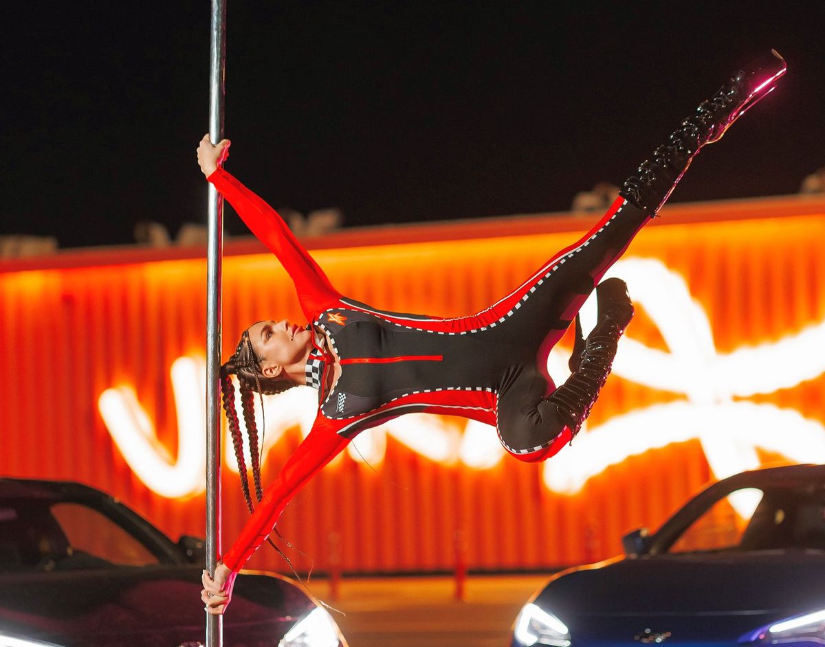 „Moldoveancă focoasă, autentică, plină de viață și pasiune” » Cristina Scarlevschi de la „Insula Iubirii” e instructor de dans la bară