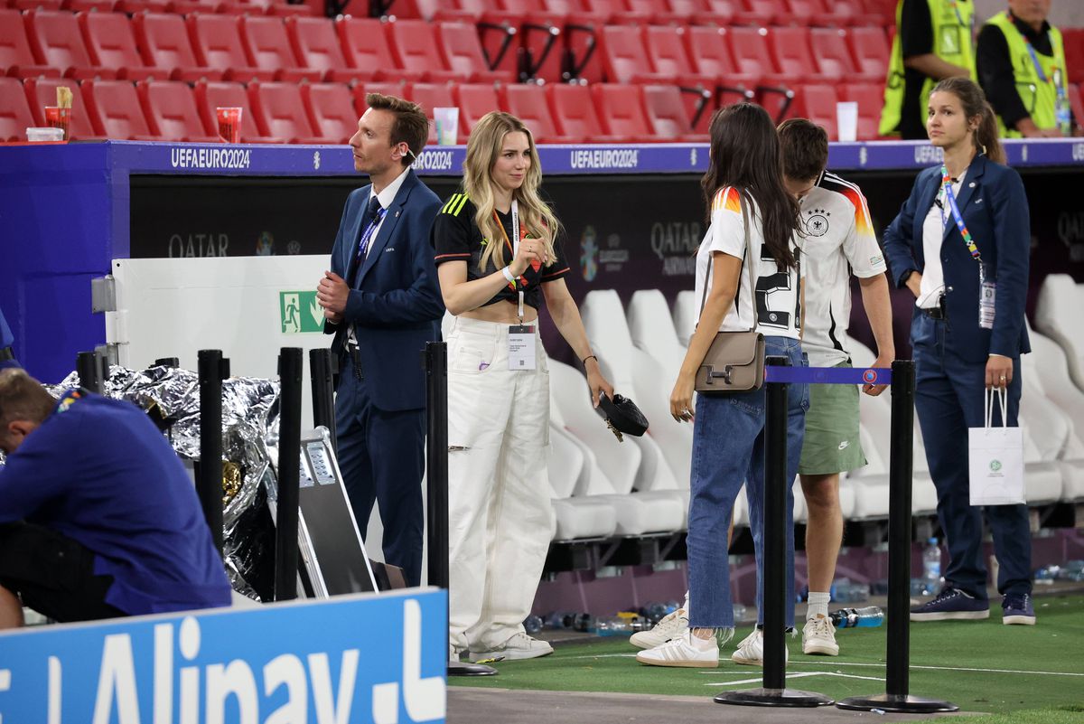 Petrecere în castel! Manuel Neuer s-a recăsătorit în Italia cu o handbalistă mai tânără cu 14 ani