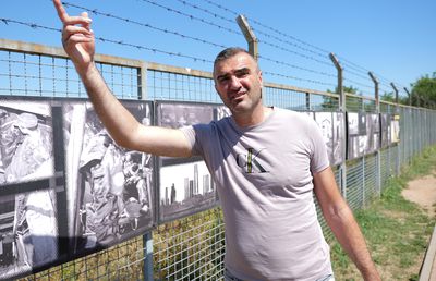 Memorialul durerii la Sarajevo » Adnan Guso ne-a fost ghid la „Tunelul Speranței”: „Să uităm ce-a fost, dar să nu uităm ce rău a fost!”