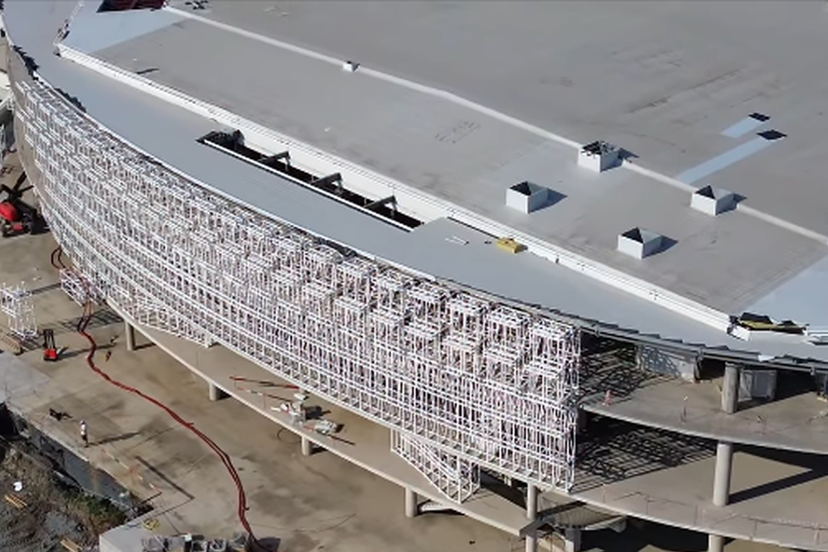 Imagini noi cu sala polivalentă din inima Transilvaniei! Structura capătă o formă spectaculoasă