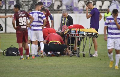 RAPID - ASU POLI // FOTO Clipe de panică: Timișoreanul Jurj, făcut KO de Lazăr » Ambulanța a intervenit de urgență și l-a transportat la spital!