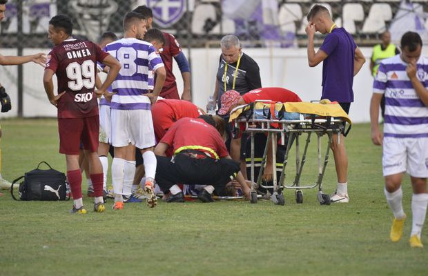 RAPID - ASU POLI // FOTO Clipe de panică: Timișoreanul Jurj, făcut KO de Lazăr » Ambulanța a intervenit de urgență și l-a transportat la spital!