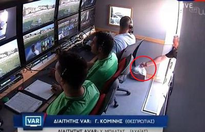 FOTO În România ce le-ar aduce? Imagine virală: ce au primit arbitrii în cabină, la primul meci cu VAR din istoria campionatului Greciei