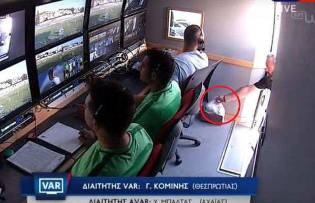 FOTO În România ce le-ar aduce? Imagine virală: ce au primit arbitrii în cabină, la primul meci cu VAR din istoria campionatului Greciei