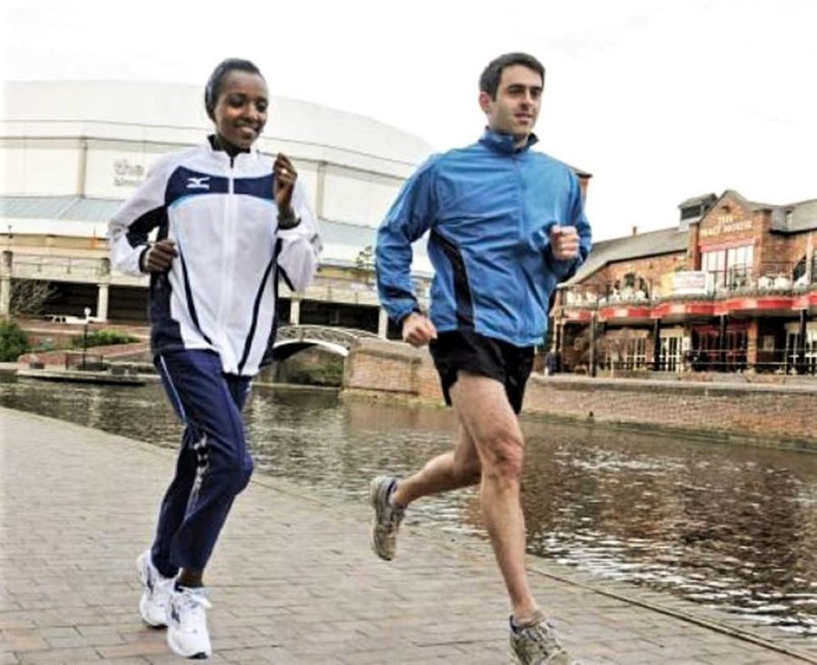 Campionul mondial alergând alături de o legendă a atletismului, etiopianca Tirunesh Dibaba FOTO Facebook Ronnie O’Sullivan Campionul mondial alergând alături de o legendă a atletismului, etiopianca Tirunesh Dibaba FOTO Facebook Ronnie O’Sullivan