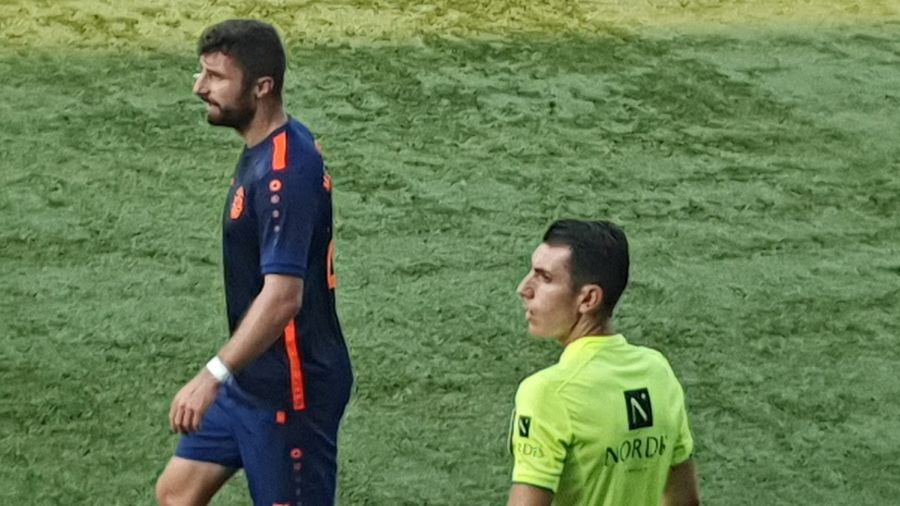 Ionuț Neacșu, intrând să arbitreze Faze memorabile în Cupa României » Un portar a marcat de la 20 de metri + spectatorul-erou