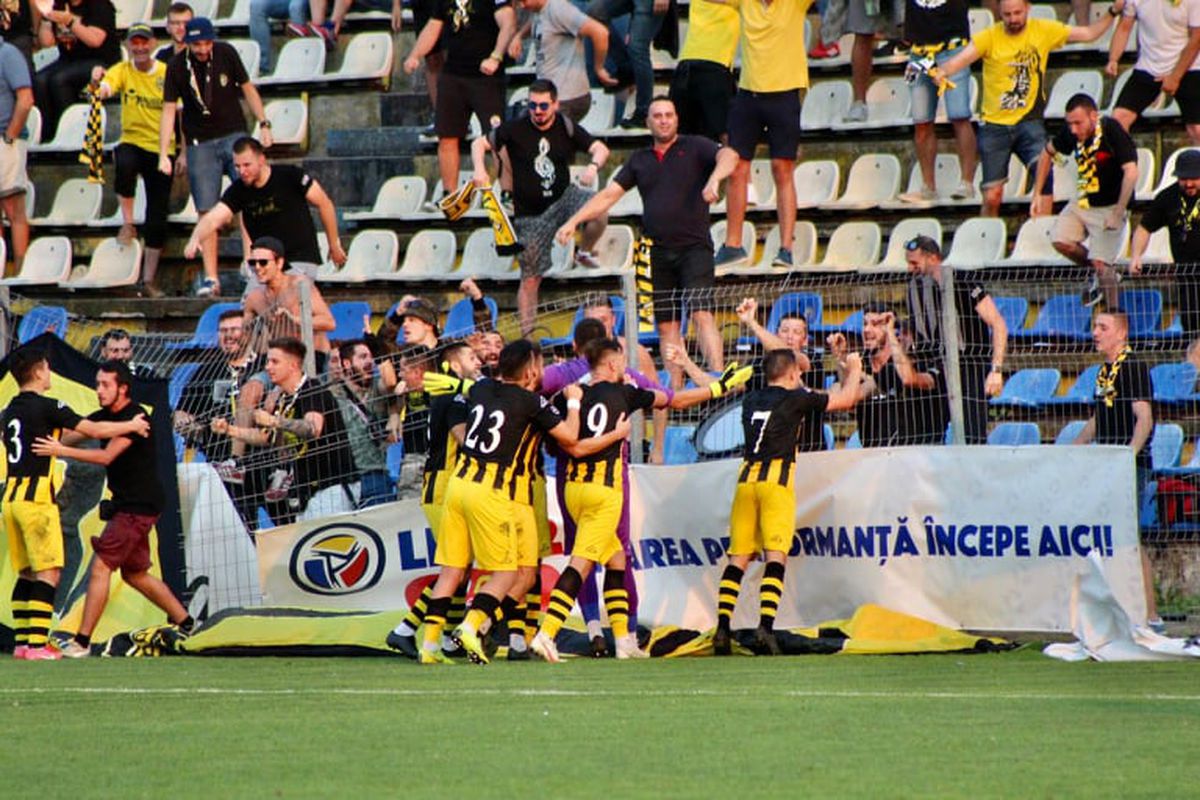 FC BRAȘOV - SR BRAȘOV 0-1. Tibi Ghioane, după calificarea în Cupă cu golul senzațional al portarului: „La noi, publicul e primul jucător, nu al 12-lea!”
