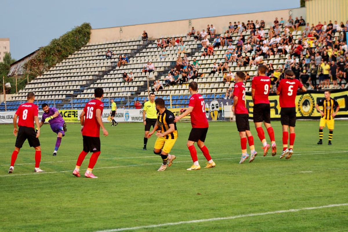 FC BRAȘOV - SR BRAȘOV 0-1. Tibi Ghioane, după calificarea în Cupă cu golul senzațional al portarului: „La noi, publicul e primul jucător, nu al 12-lea!”