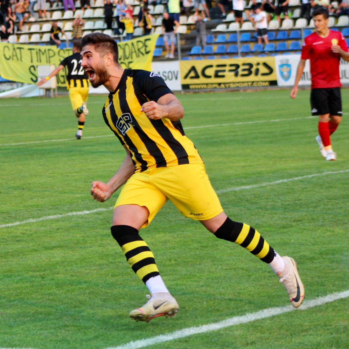 FC BRAȘOV - SR BRAȘOV 0-1. Tibi Ghioane, după calificarea în Cupă cu golul senzațional al portarului: „La noi, publicul e primul jucător, nu al 12-lea!”