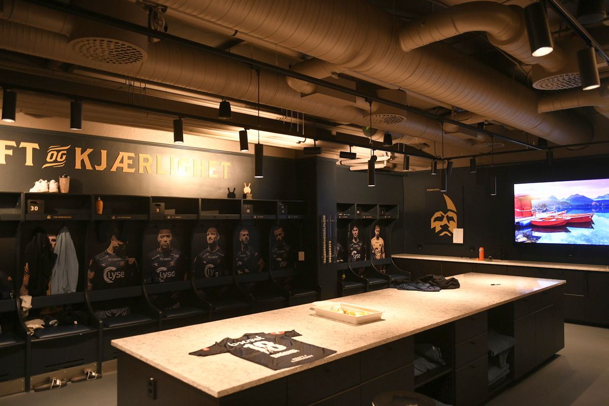 Opulență vs. Sărăcie » În timp ce ei stau în lux, norvegienii o trimit pe FCSB într-un vestiar desprins din anii '70