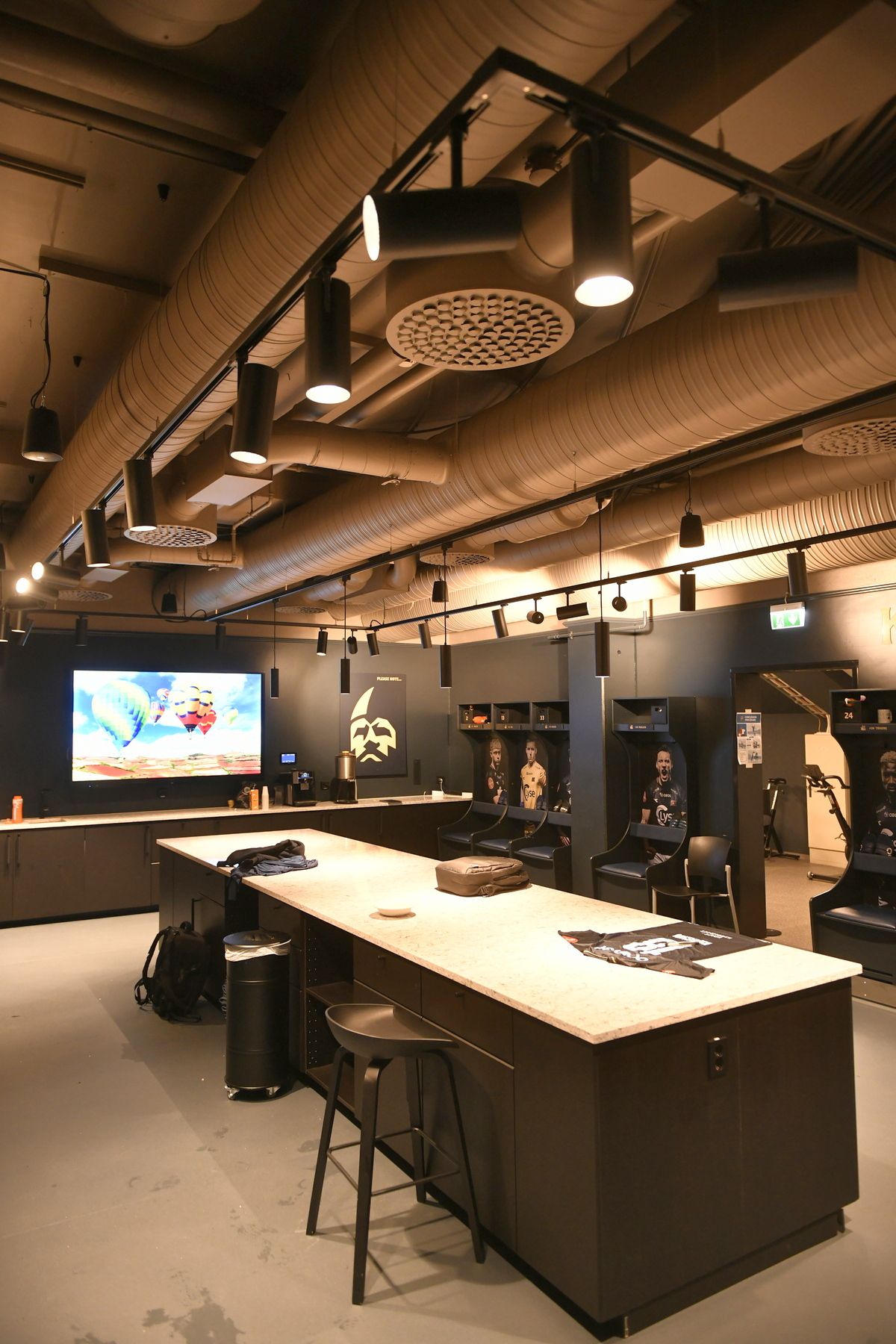 Opulență vs. Sărăcie » În timp ce ei stau în lux, norvegienii o trimit pe FCSB într-un vestiar desprins din anii '70