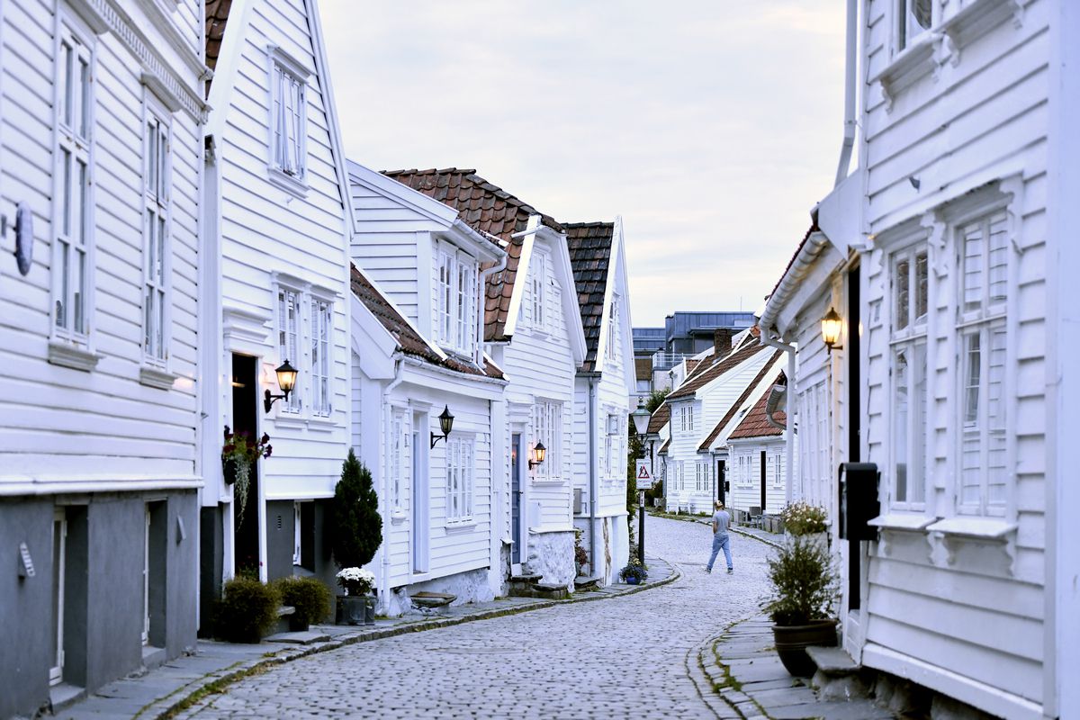 Stavanger, un loc în care parcă s-au adunat toate contrastele lumii: orașul din basm, cu mașini Tesla și cerșetori cu POS