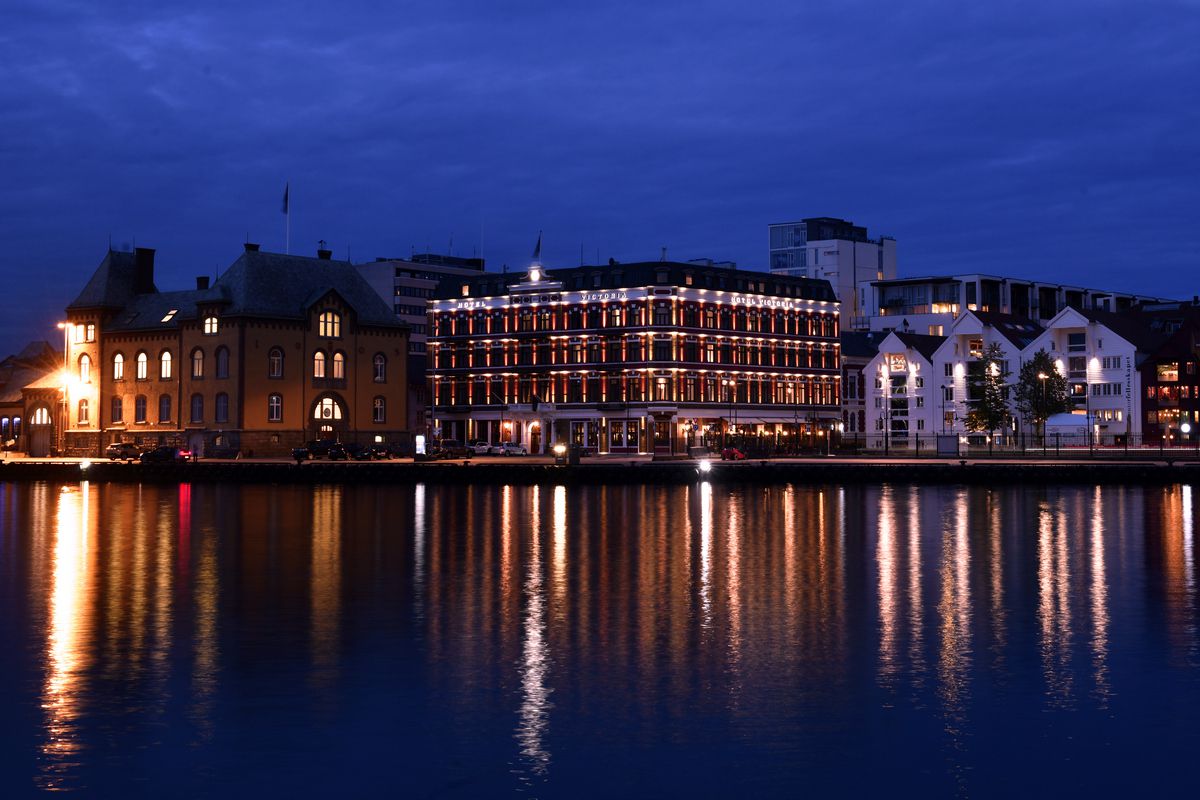 Stavanger, un loc în care parcă s-au adunat toate contrastele lumii: orașul din basm, cu mașini Tesla și cerșetori cu POS