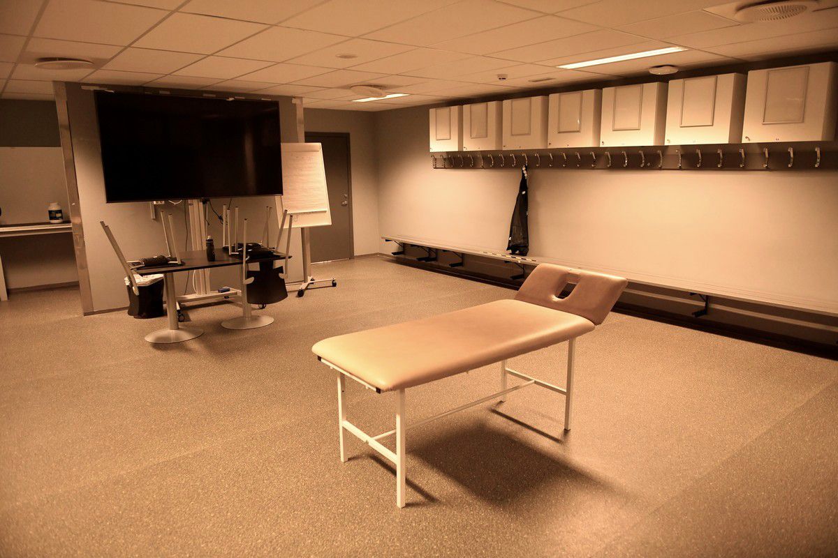 Opulență vs. Sărăcie » În timp ce ei stau în lux, norvegienii o trimit pe FCSB într-un vestiar desprins din anii '70