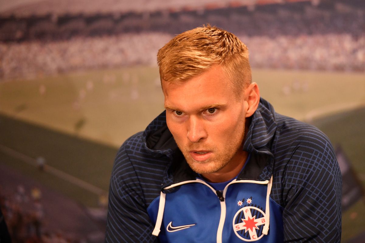 Dică, iritat la conferință de întrebarea reporterului GSP: „Am venit când unii nu mai credeau că Steaua va trece de Saburtalo, iar acum începeți cu întrebări dacă simt presiune”